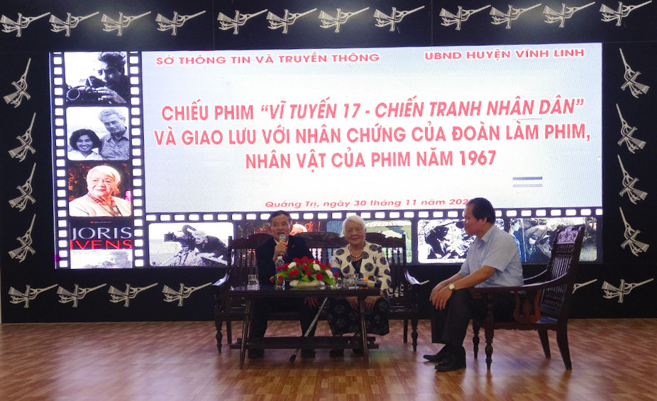 Nh&acirc;n vật Phạm C&ocirc;ng Đức (tr&aacute;i) v&agrave; b&agrave; Xu&acirc;n Phượng chia sẻ những kỷ niệm về phim